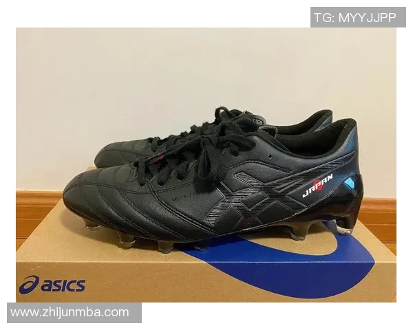 足球明星全黑足球鞋的魅力与风格解析让你在球场上尽显个性与实力