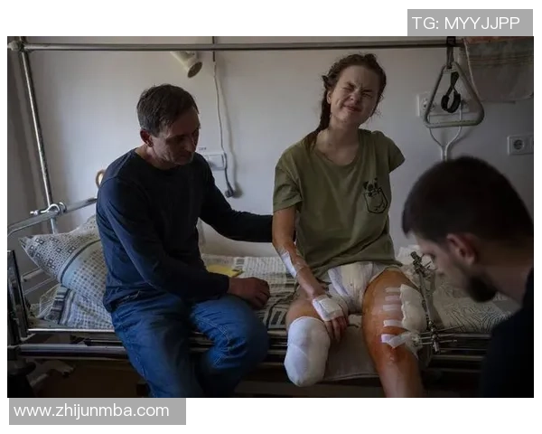 国外足球明星受伤瞬间曝光他们的坚韧与痛苦让人心疼